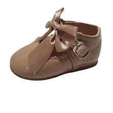 Load image into Gallery viewer, Girls Tan Bow Shoes