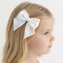 Load image into Gallery viewer, Meia Pata Seashells Hair Bow