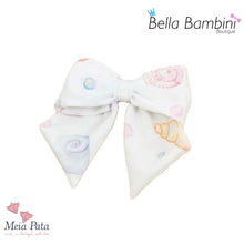 Load image into Gallery viewer, Meia Pata Seashells Hair Bow