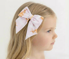 Load image into Gallery viewer, Meia Pata Rabbit Pink Hair Bow