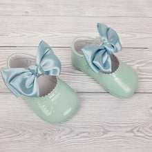 Load image into Gallery viewer, Spanish Pram Shoe with Free Bows