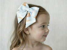 Load image into Gallery viewer, Meia Pata Rabbit Blue Hair Bow