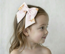 Load image into Gallery viewer, Meia Pata Rabbit Pink Hair Bow