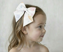 Load image into Gallery viewer, Meia Pata Seashells Hair Bow